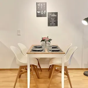 Classy I Modern I Free Parking Apartment