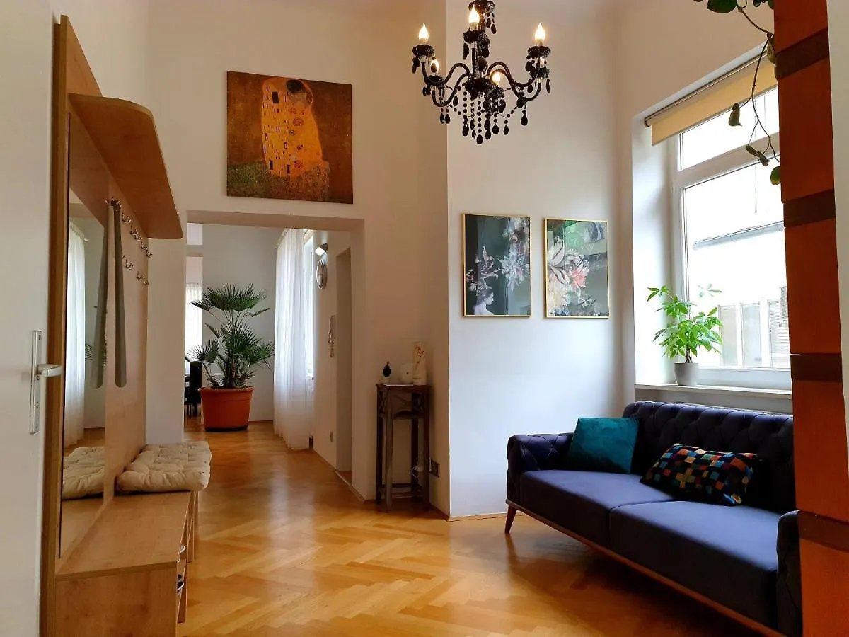 Sunny And Spacious Apartment Near City Centre location
