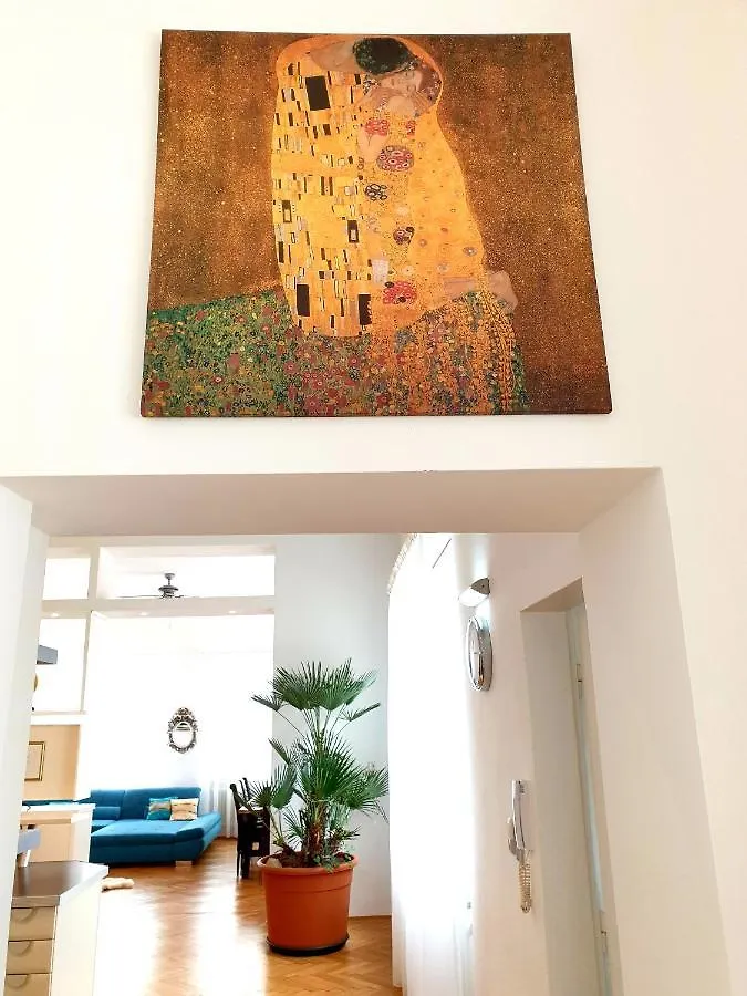 Sunny And Spacious Apartment Near City Centre Vienna